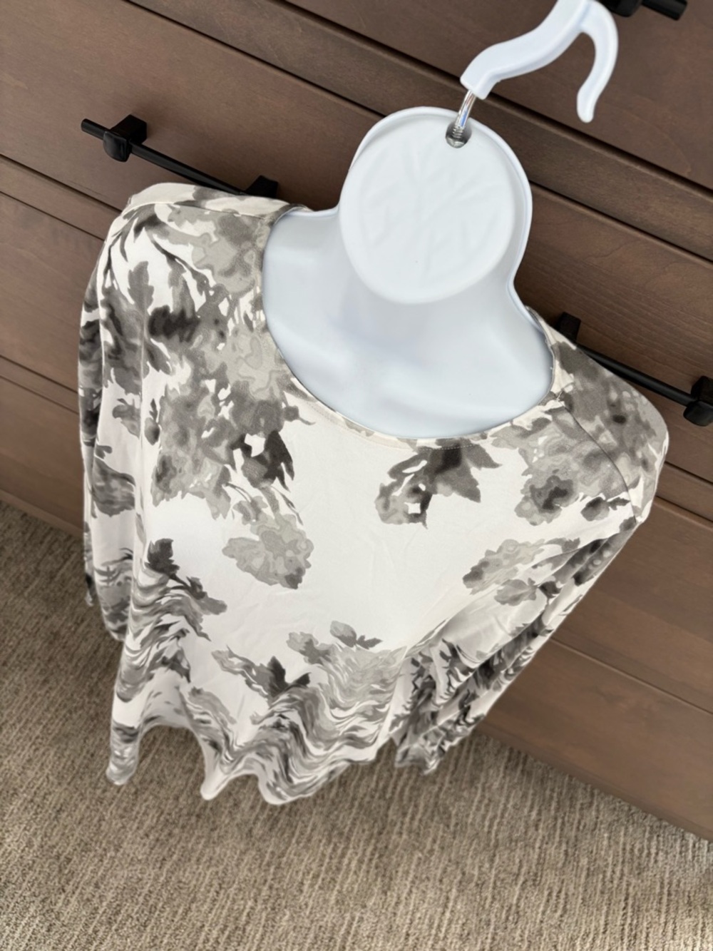 Women's Long-Sleeve Floral Tunic Top in Cream and Gray